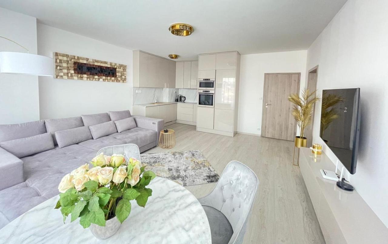 New Luxury City Centre Apartment With Panoramic View, Free Parking Bratislava Bagian luar foto
