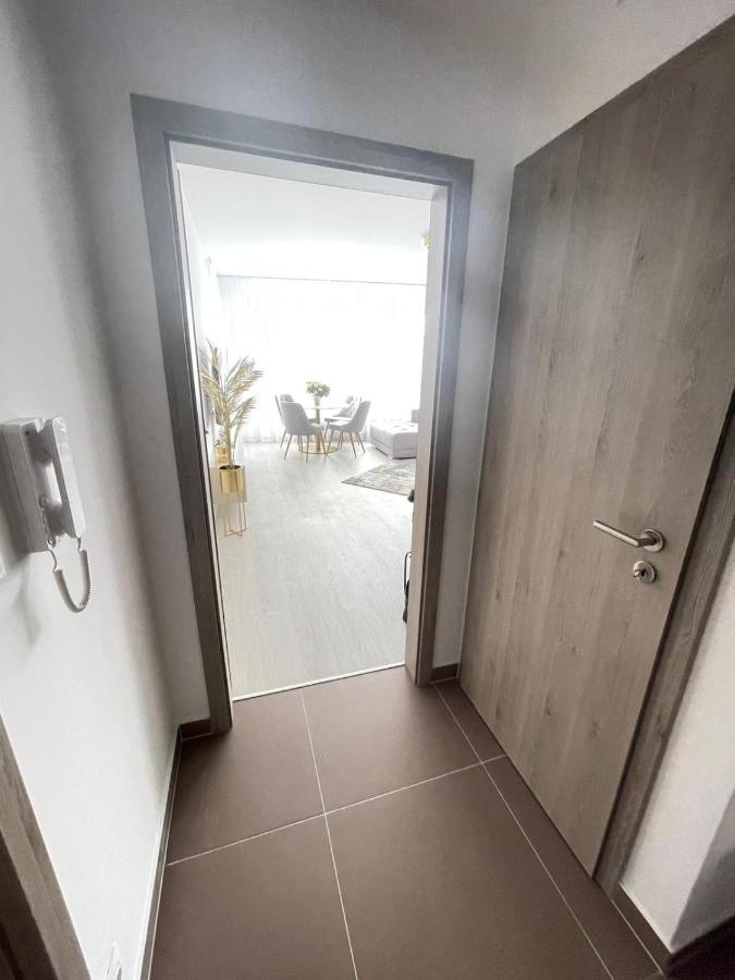 New Luxury City Centre Apartment With Panoramic View, Free Parking Bratislava Bagian luar foto